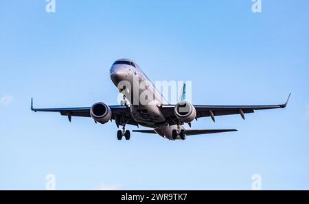 Ein Embraer 190LR der italienischen Fluggesellschaft Air Dolomiti befindet sich im Landeanflug auf den Flughafen Zürich. Registrierung I-ADJO. (Zürich, Stockfoto