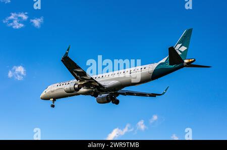 Ein Embraer 190LR der italienischen Fluggesellschaft Air Dolomiti befindet sich im Landeanflug auf den Flughafen Zürich. Registrierung I-ADJO. (Zürich, Stockfoto