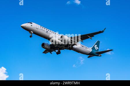 Ein Embraer 190LR der italienischen Fluggesellschaft Air Dolomiti befindet sich im Landeanflug auf den Flughafen Zürich. Registrierung I-ADJO. (Zürich, Stockfoto