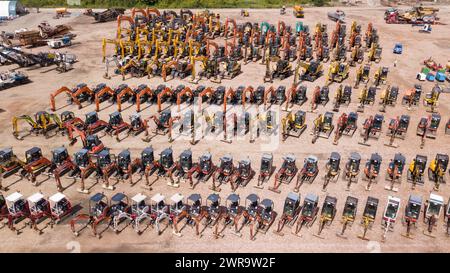 15/07/21 Baumaschinen und Schwerkraftwerke vor dem Hauptsitz von Richie Bros UK auf dem neu errichteten ehemaligen Zechen-Standort in Maltby, Stockfoto