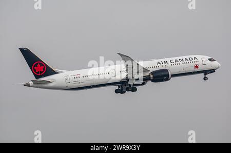 Ein Boeing 787-9 Dreamliner von Air Canada startete von Startbahn 16 des Flughafen Zürich. Registrierung C-FVLX. (Zürich, Schweiz, 18.12.2022) Stockfoto