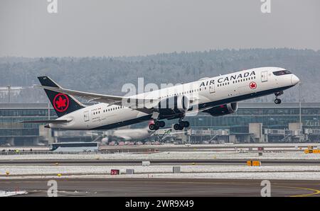 Ein Boeing 787-9 Dreamliner von Air Canada startete von Startbahn 16 des Flughafen Zürich. Registrierung C-FVLX. (Zürich, Schweiz, 18.12.2022) Stockfoto