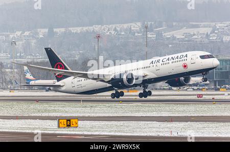 Ein Boeing 787-9 Dreamliner von Air Canada startete von Startbahn 16 des Flughafen Zürich. Registrierung C-FVLX. (Zürich, Schweiz, 18.12.2022) Stockfoto