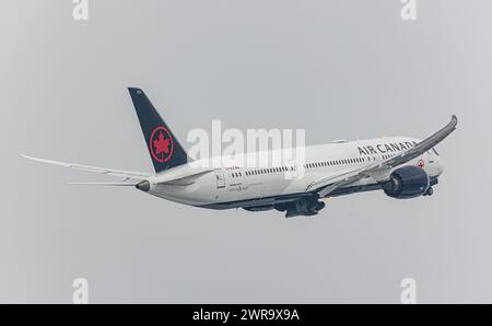 Ein Boeing 787-9 Dreamliner von Air Canada startete von Startbahn 16 des Flughafen Zürich. Registrierung C-FVLX. (Zürich, Schweiz, 18.12.2022) Stockfoto