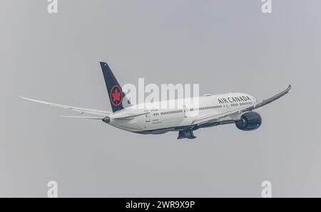 Ein Boeing 787-9 Dreamliner von Air Canada startete von Startbahn 16 des Flughafen Zürich. Registrierung C-FVLX. (Zürich, Schweiz, 18.12.2022) Stockfoto