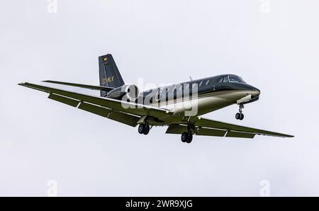 Eine Cessna 680 Citation Sovereign von Gestair ist im Landeanflug auf den Flughafen Zürich. Immatrikulation EC-MLV. (Zürich, Schweiz, 02.10.2022) Stockfoto