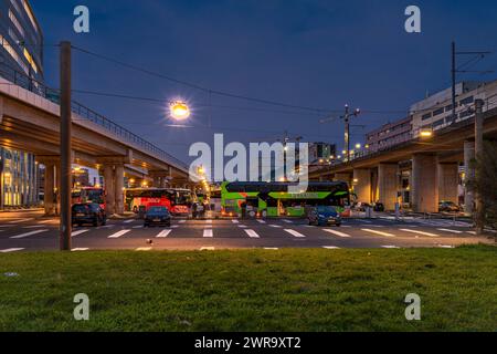 Sonnenaufgang Morgen in der Nähe von Straßen und modernen Bussen in Sloterdijk Amsterdam Holland 03 04 2024 Stockfoto