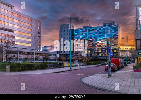 Sonnenaufgang Morgen in der Nähe von Straßen und modernen Häusern in Sloterdijk Amsterdam Holland 03 04 2024 Stockfoto