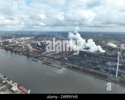 Gent, Ostflandern, Belgien, 25. Februar 2024: Hochöfen, Stahlproduzent ArcelorMittal Gent. Das Werk produziert Stahl aus Erz, hat Verkokung Stockfoto