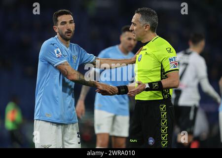 Rom, Italien. März 2024. Rom, Italien 11.03.2024: Danilo Cataldi aus Latium schüttelt im Olympiastadion in Rom die Hände gegen Gianluca Aureliano während des italienischen Fußballspiels der Serie A TIM 2023-2024 SS Lazio gegen Udinese Calcio. Quelle: Unabhängige Fotoagentur/Alamy Live News Stockfoto