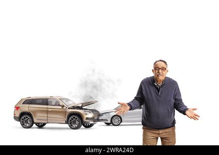 Zerstörter reifer Mann nach einem Autounfall isoliert auf weißem Hintergrund Stockfoto