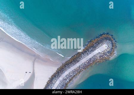 Wellenbrecher und Hafenpier. Draufsicht von der Drohne. Stockfoto