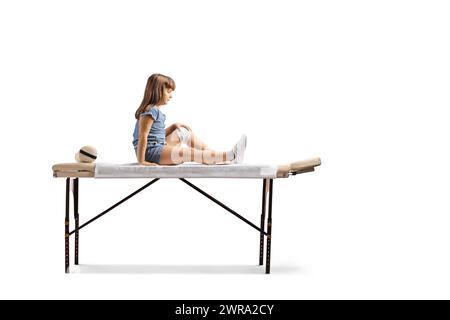 Gurgel mit Beinverletzung sitzend auf einem Physiotherapiebett isoliert auf weißem Hintergrund Stockfoto