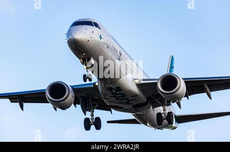 Ein Embraer 190LR der italienischen Fluggesellschaft Air Dolomiti befindet sich im Landeanflug auf den Flughafen Zürich. Registrierung I-ADJO. (Zürich, Stockfoto