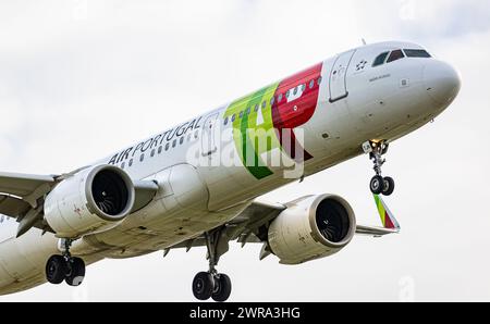 Ein Airbus A321-251N von TAP Air Portugal befindet sich im Landeanflug auf die Landebahn 28 des Flughafen Zürich. Immatrikulation des Airbus A321neo C Stockfoto