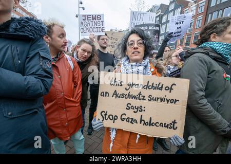 Während einer Demonstration gegen den Besuch von Präsident Yitzog Heroz in Amsterdam halten jüdische Demonstranten Plakate, auf denen ihre persönliche Verbindung mit dem Verbrechen des Völkermords steht. Tag 156 des israelischen Krieges gegen Gaza. Der israelische Präsident Yitzog Heroz sollte einen zweitägigen, unveröffentlichten Besuch in den Niederlanden planen, da sein Besuch aus Sicherheitsgründen geheim gehalten wurde, bis die israelische Nachrichtenseite „Ynet“ die Informationen durchsickerte. Ein Teil seines unauffälligen Terminplans ist die Eröffnung des neuen National Holocaust Museum in Amsterdam, ebenfalls anwesend sein wird H.R.H. König Willem-Alexander von den Niederlanden, der das o vorführen wird Stockfoto