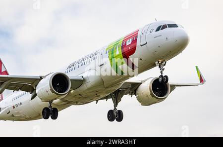 Ein Airbus A321-251N von TAP Air Portugal befindet sich im Landeanflug auf die Landebahn 28 des Flughafen Zürich. Immatrikulation des Airbus A321neo C Stockfoto