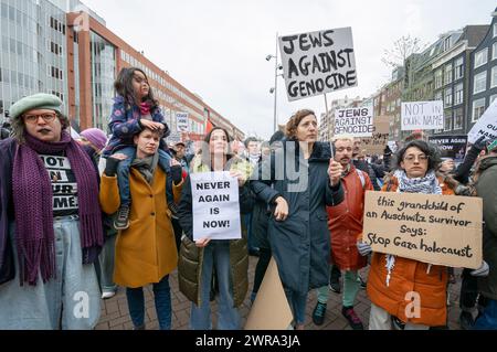 Während einer Demonstration gegen den Besuch von Präsident Yitzog Heroz in Amsterdam halten jüdische Demonstranten Plakate, auf denen ihre persönliche Verbindung mit dem Verbrechen des Völkermords steht. Tag 156 des israelischen Krieges gegen Gaza. Der israelische Präsident Yitzog Heroz sollte einen zweitägigen, unveröffentlichten Besuch in den Niederlanden planen, da sein Besuch aus Sicherheitsgründen geheim gehalten wurde, bis die israelische Nachrichtenseite „Ynet“ die Informationen durchsickerte. Ein Teil seines unauffälligen Terminplans ist die Eröffnung des neuen National Holocaust Museum in Amsterdam, ebenfalls anwesend sein wird H.R.H. König Willem-Alexander von den Niederlanden, der das o vorführen wird Stockfoto