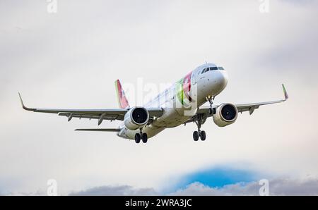 Ein Airbus A321-251N von TAP Air Portugal befindet sich im Landeanflug auf die Landebahn 28 des Flughafen Zürich. Immatrikulation des Airbus A321neo C Stockfoto