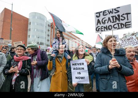 Während einer Demonstration gegen den Besuch von Präsident Yitzog Heroz in Amsterdam halten jüdische Demonstranten Plakate, auf denen ihre persönliche Verbindung mit dem Verbrechen des Völkermords steht. Tag 156 des israelischen Krieges gegen Gaza. Der israelische Präsident Yitzog Heroz sollte einen zweitägigen, unveröffentlichten Besuch in den Niederlanden planen, da sein Besuch aus Sicherheitsgründen geheim gehalten wurde, bis die israelische Nachrichtenseite „Ynet“ die Informationen durchsickerte. Ein Teil seines unauffälligen Terminplans ist die Eröffnung des neuen National Holocaust Museum in Amsterdam, ebenfalls anwesend sein wird H.R.H. König Willem-Alexander von den Niederlanden, der das o vorführen wird Stockfoto