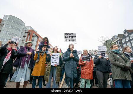 Während einer Demonstration gegen den Besuch von Präsident Yitzog Heroz in Amsterdam halten jüdische Demonstranten Plakate, auf denen ihre persönliche Verbindung mit dem Verbrechen des Völkermords steht. Tag 156 des israelischen Krieges gegen Gaza. Der israelische Präsident Yitzog Heroz sollte einen zweitägigen, unveröffentlichten Besuch in den Niederlanden planen, da sein Besuch aus Sicherheitsgründen geheim gehalten wurde, bis die israelische Nachrichtenseite „Ynet“ die Informationen durchsickerte. Ein Teil seines unauffälligen Terminplans ist die Eröffnung des neuen National Holocaust Museum in Amsterdam, ebenfalls anwesend sein wird H.R.H. König Willem-Alexander von den Niederlanden, der das o vorführen wird Stockfoto