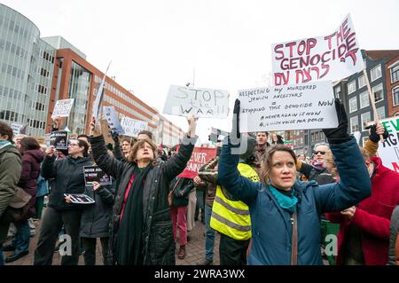 Während einer Demonstration gegen den Besuch von Präsident Yitzog Heroz in Amsterdam halten jüdische Demonstranten Plakate, auf denen ihre persönliche Verbindung mit dem Verbrechen des Völkermords steht. Tag 156 des israelischen Krieges gegen Gaza. Der israelische Präsident Yitzog Heroz sollte einen zweitägigen, unveröffentlichten Besuch in den Niederlanden planen, da sein Besuch aus Sicherheitsgründen geheim gehalten wurde, bis die israelische Nachrichtenseite „Ynet“ die Informationen durchsickerte. Ein Teil seines unauffälligen Terminplans ist die Eröffnung des neuen National Holocaust Museum in Amsterdam, ebenfalls anwesend sein wird H.R.H. König Willem-Alexander von den Niederlanden, der das o vorführen wird Stockfoto