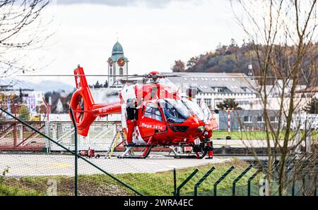 Ein Rettungshubschrauber vom Typ Air Helicopters H145 der REGA wird bei der Hauptbasis am Flughafen Zürich warten. (Zürich, Schweiz, 17.11.2022) Stockfoto