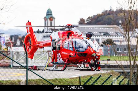 Ein Rettungshubschrauber vom Typ Air Helicopters H145 der REGA wird bei der Hauptbasis am Flughafen Zürich warten. (Zürich, Schweiz, 17.11.2022) Stockfoto