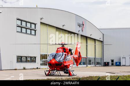 Ein Rettungshubschrauber vom Typ Air Helicopters H145 der REGA wird bei der Hauptbasis am Flughafen Zürich warten. (Zürich, Schweiz, 17.11.2022) Stockfoto