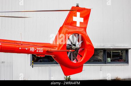 Heckrotor eines Airbus Helicopters H145 der Schweizerischen Rettungsflugwach (REGA) am Flughafen Zürich. (Zürich, Schweiz, 17.11.2022) Stockfoto