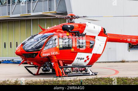 Ein Rettungshubschrauber vom Typ Air Helicopters H145 der REGA wird bei der Hauptbasis am Flughafen Zürich warten. (Zürich, Schweiz, 17.11.2022) Stockfoto