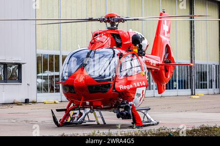 Ein Rettungshubschrauber vom Typ Air Helicopters H145 der REGA wird bei der Hauptbasis am Flughafen Zürich warten. (Zürich, Schweiz, 17.11.2022) Stockfoto