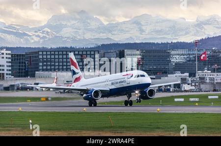 Ein Airbus A320-232 von British Airways startete am Flughafen Zürich. Immatrikulation G-EUUD. (Zürich, Schweiz, 17.11.2022) Stockfoto