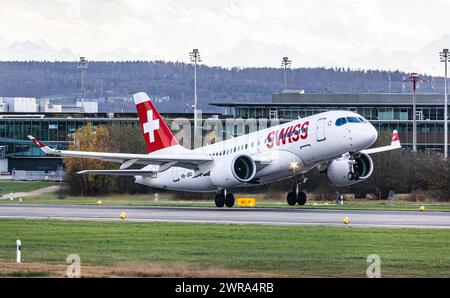 Ein Airbus A220-100 von Swiss International Airlines startete am Heimatflughafen Zürich. Immatrikulation HB-JBD. (Zürich, Schweiz, 17.11.2022) Stockfoto