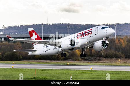 Ein Airbus A220-100 von Swiss International Airlines startete am Heimatflughafen Zürich. Immatrikulation HB-JBD. (Zürich, Schweiz, 17.11.2022) Stockfoto