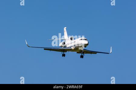 Ein Dassault Falcon 900LX von der deutschen Charterfluggeselschaft Dassault Falcon 900LX befindet sich im Landeanflug auf den Flughafen Zürich. Immatr Stockfoto