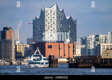 Ausflugsboot, große Hafenrundfahrt, auf der Elbe, Skyline, Elbphilharmonie, Hamburg, Deutschland Hamburg Hafen *** Ausflugsboot, große Hafenrundfahrt, auf der Elbe, Skyline, Elbphilharmonie, Hamburg, Deutschland Hamburger Hafen Stockfoto