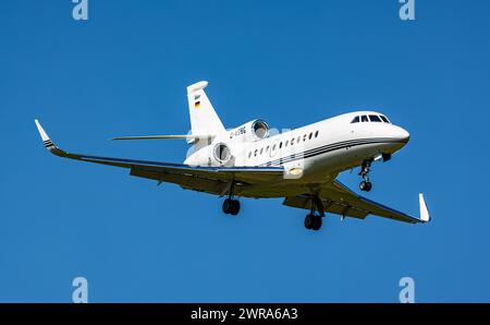 Ein Dassault Falcon 900LX von der deutschen Charterfluggeselschaft Dassault Falcon 900LX befindet sich im Landeanflug auf den Flughafen Zürich. Immatr Stockfoto