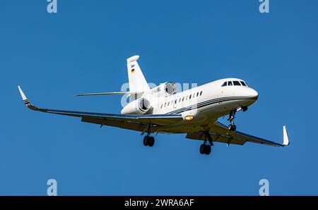 Ein Dassault Falcon 900LX von der deutschen Charterfluggeselschaft Dassault Falcon 900LX befindet sich im Landeanflug auf den Flughafen Zürich. Immatr Stockfoto