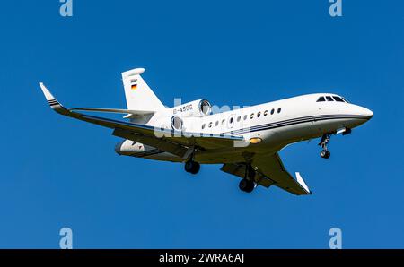 Ein Dassault Falcon 900LX von der deutschen Charterfluggeselschaft Dassault Falcon 900LX befindet sich im Landeanflug auf den Flughafen Zürich. Immatr Stockfoto