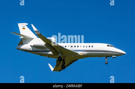 Ein Dassault Falcon 900LX von der deutschen Charterfluggeselschaft Dassault Falcon 900LX befindet sich im Landeanflug auf den Flughafen Zürich. Immatr Stockfoto