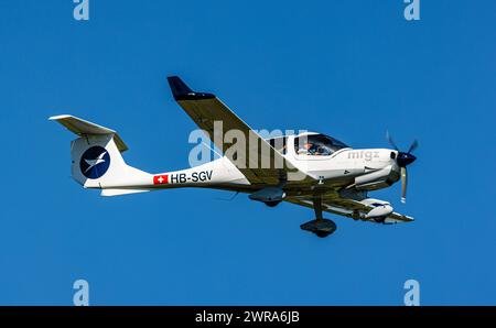 Ein diamon da-40NG Diamond Star der Motorfluggruppe Zürich (mgfz) befindet sich im Landeanflug auf den Flughafen Zürich. Immatrikulation HB-SGV. (Züri Stockfoto