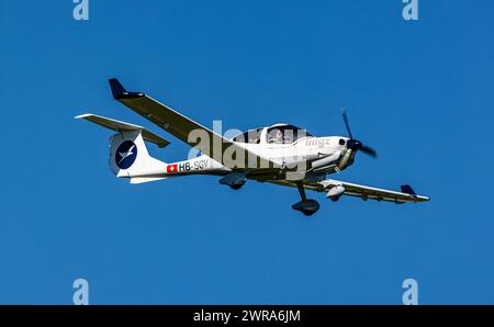 Ein diamon da-40NG Diamond Star der Motorfluggruppe Zürich (mgfz) befindet sich im Landeanflug auf den Flughafen Zürich. Immatrikulation HB-SGV. (Züri Stockfoto