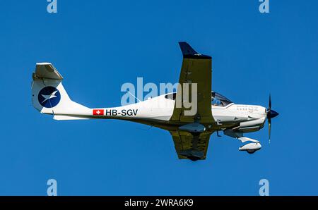 Ein diamon da-40NG Diamond Star der Motorfluggruppe Zürich (mgfz) befindet sich im Landeanflug auf den Flughafen Zürich. Immatrikulation HB-SGV. (Züri Stockfoto