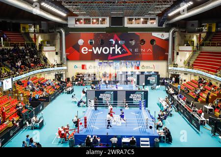Busto Arsizio, Italien. März 2024. E-Work Arena Busto Arsizio während der Boxing Road to Paris, Boxing Match in Busto Arsizio, Italien, 11. März 2024 Credit: Independent Photo Agency/Alamy Live News Stockfoto