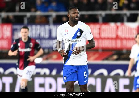 Marcus Thuram vom FC Internazionale spielt beim Spiel der Serie A zwischen Bologna FC und FC Internazionale im Stadio Renato Dall'Ara Bologna Italien mit Stockfoto