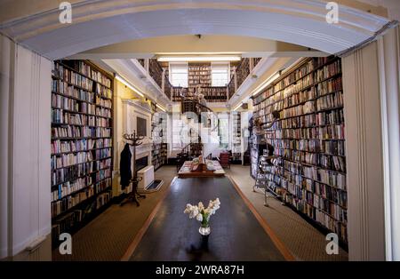 05/21 Melanie Duffill-Jeffs sucht nach Büchern, die repariert werden müssen. Buchkonservatoren kehren zu der mühsamen Reparatur antiker Bücher in br Stockfoto