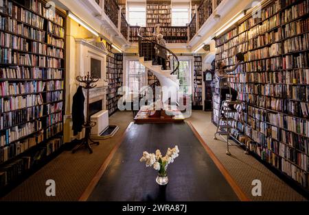 05/21 Melanie Duffill-Jeffs sucht nach Büchern, die repariert werden müssen. Buchkonservatoren kehren zu der mühsamen Reparatur antiker Bücher in br Stockfoto