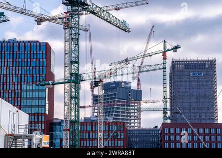 Baustellen im Osten der Hafencity Hamburg, Bürogebäude, neuer Stadtteil an der Elbe, auf dem Gelände des ehemaligen Freihafens, hier entstanden, bis in die 2030er Jahre, Wohneinheiten für 14,000 Menschen, 3000 Hotelbetten, 45,000 Arbeitsplätze, Hamburg, Deutschland Hamburg Hafencity *** Baustellen im Osten der Hafencity Hamburg, Bürogebäude, neuer Stadtteil an der Elbe, auf dem Gelände des ehemaligen Freihafens, Wohneinheiten für 14.000 Personen, 3.000 Hotelbetten, 45.000 Arbeitsplätze, Hamburg, Deutschland Hamburg Hafencity, soll bis in die 2030er Jahre fertiggestellt werden Stockfoto