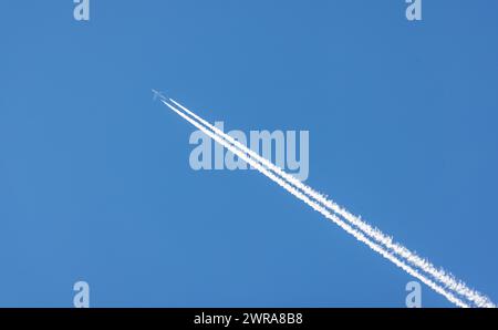 Ein Airbus A330-243 von Kuwait Airways ist auf einer Flughöhe von 11'887 Metern unterwegs von Paris nach Kuwait City und überfliegt den Flughafen Züri Stockfoto